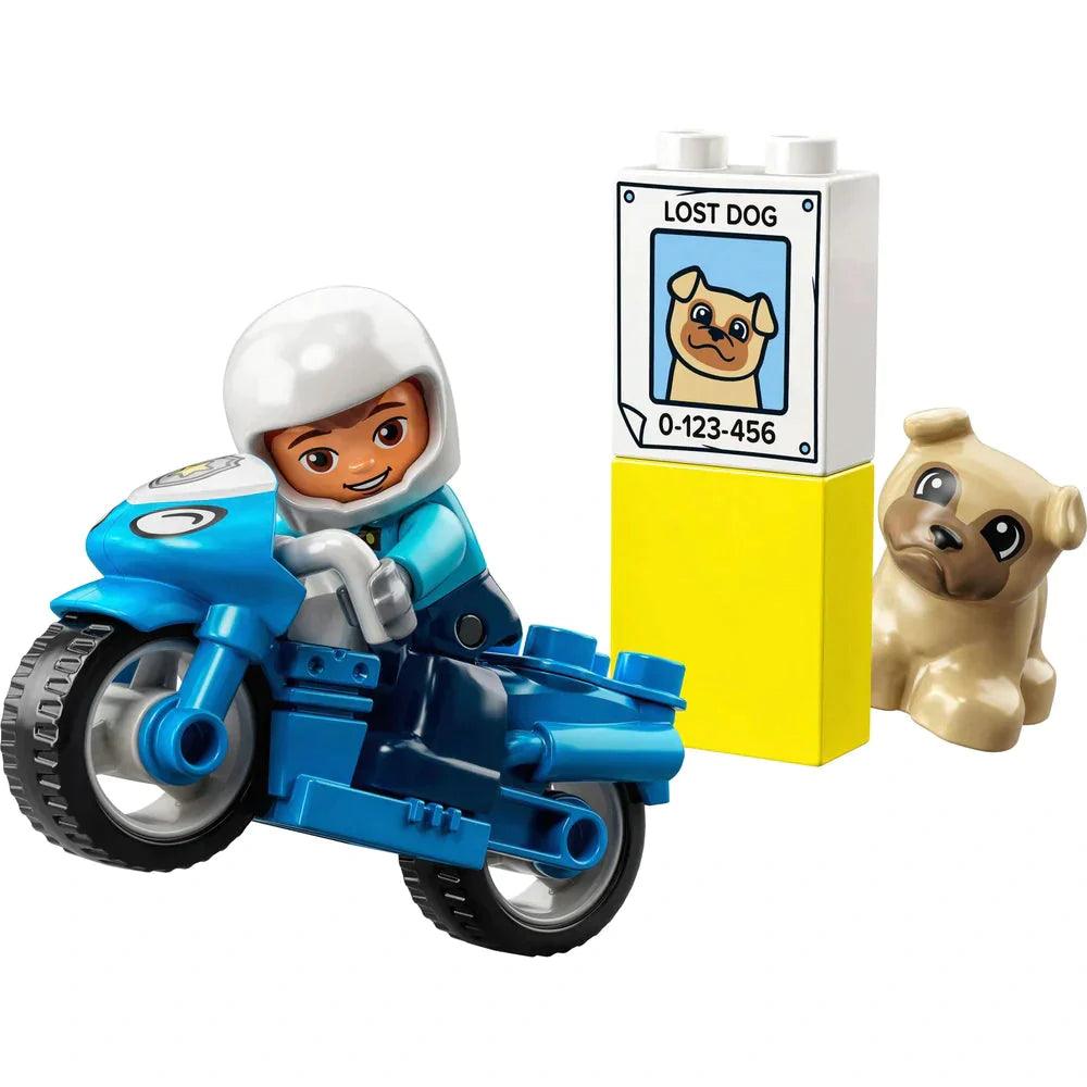Policía LEGO Duplo en su moto azul junto al perrito y el cartel