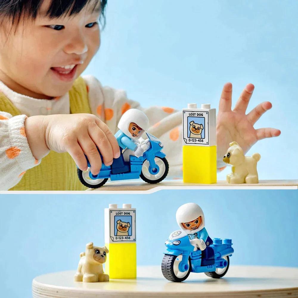 Niño jugando con la moto de policía LEGO Duplo