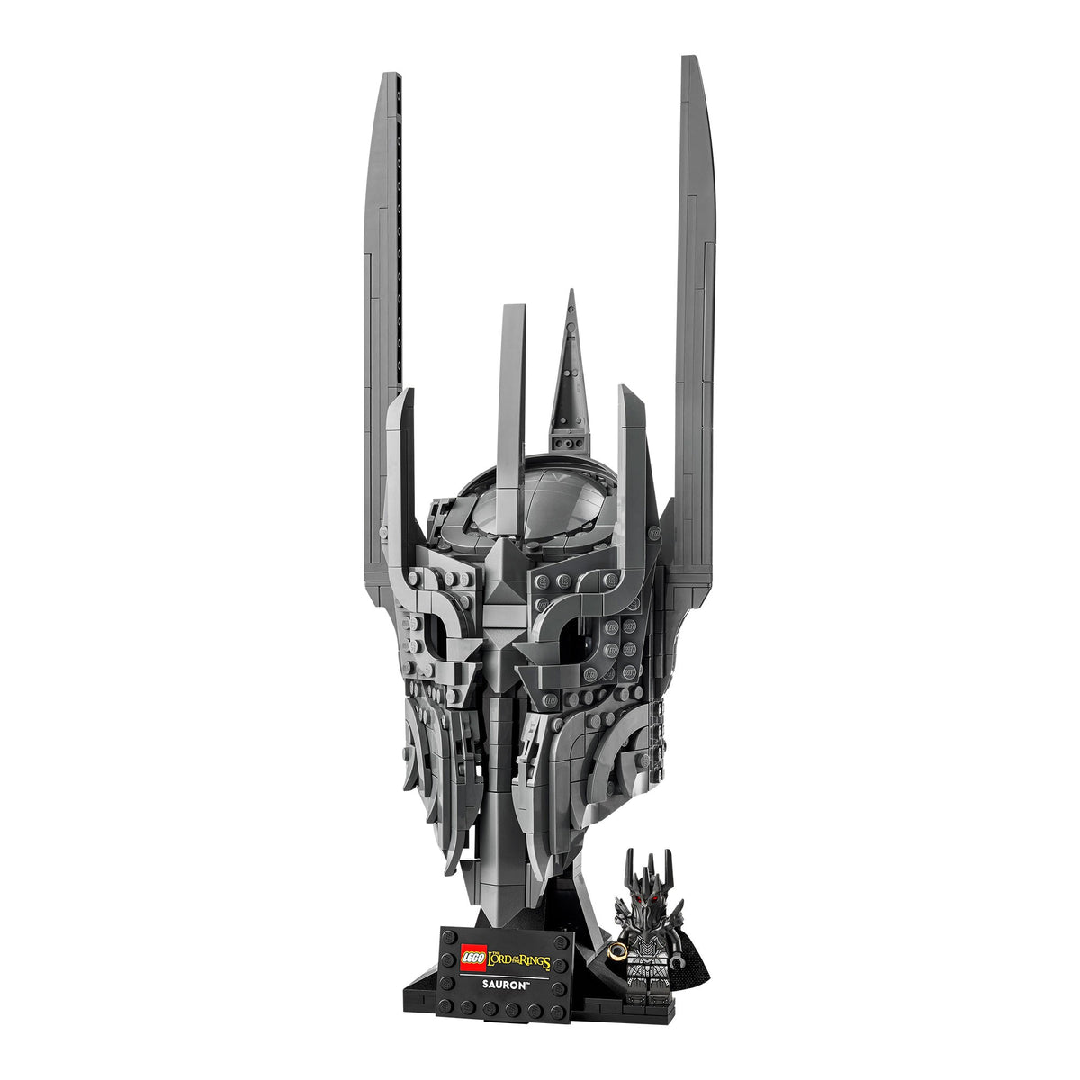 Casco de Sauron LEGO armado sobre su base con minifigura de Sauron