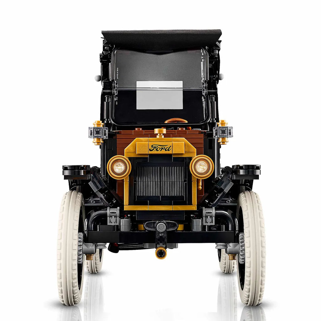 Vista frontal del Ford Model T LEGO con radiador dorado y faroles