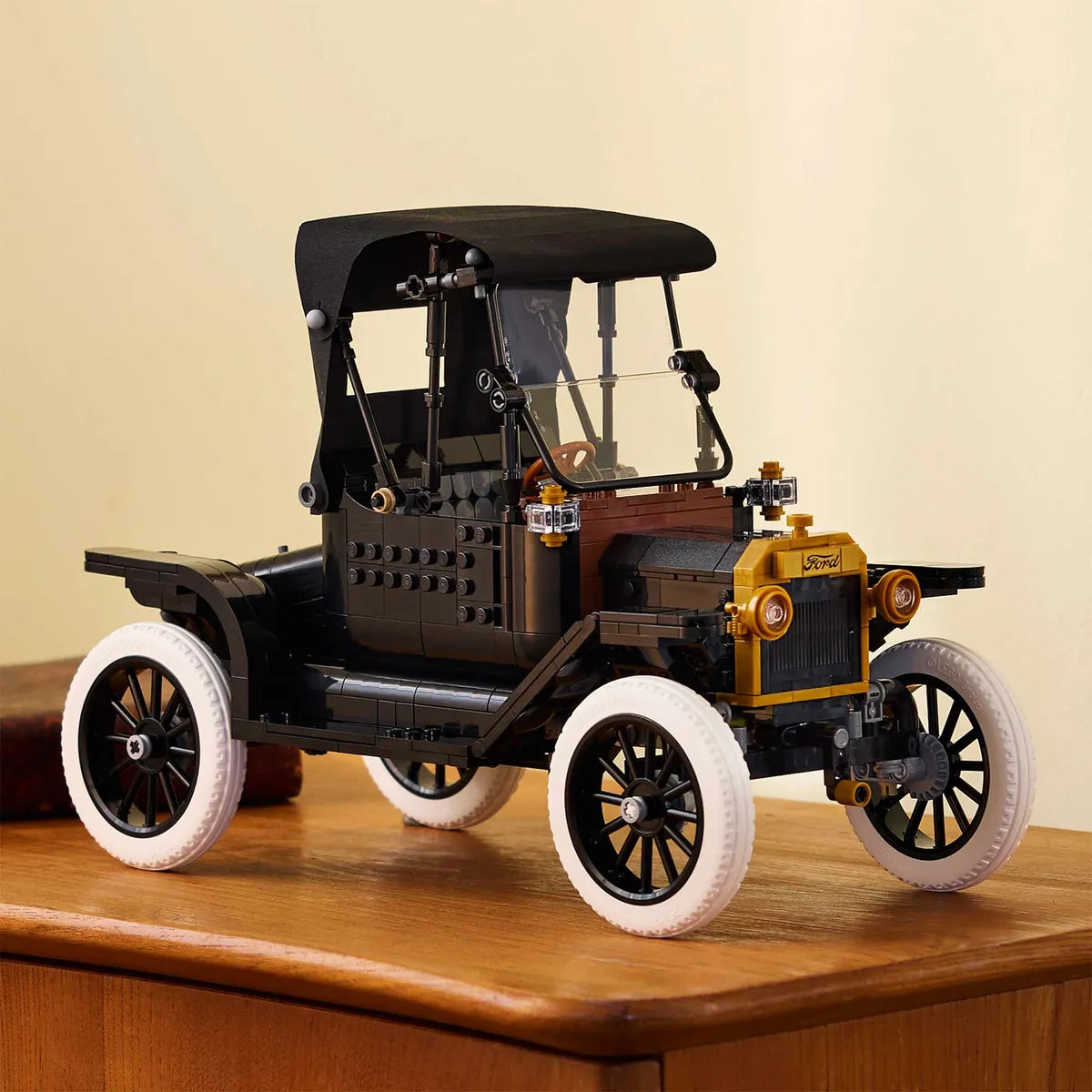 Ford Model T LEGO exhibido sobre un mueble de madera
