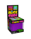Empaque NeeDoh Nice Cube con cubo antiestrés morado a la vista