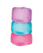Tres cubos NeeDoh Nice Cube apilados en morado, celeste y rosado