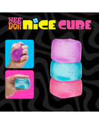 NeeDoh Nice Cube estirado y apretado con la mano, logo de la línea
