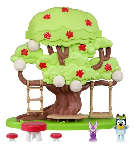 Árbol de Bluey armado con escalera, columpio, mesa, pisos y figuras de Bluey y hada