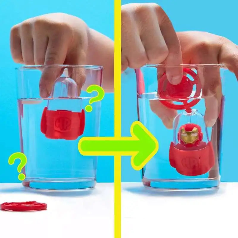 Cápsula Hydro Pod en un vaso con agua revelando al personaje Marvel