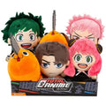 Peluches Total Anime de Deku, Pochita, Levi y Anya en exhibidor