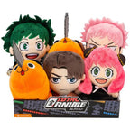 Peluches Total Anime de Deku, Pochita, Levi y Anya en exhibidor