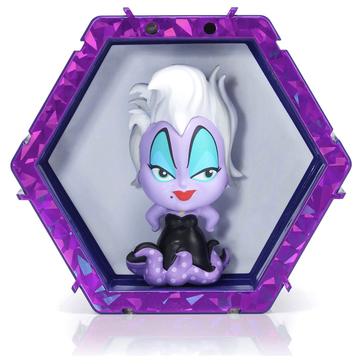 Figura de Ursula dentro del pod hexagonal morado