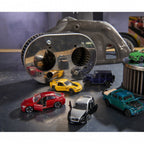 Varios autos Majorette Premium Cars metálicos con puertas abiertas en escena de taller