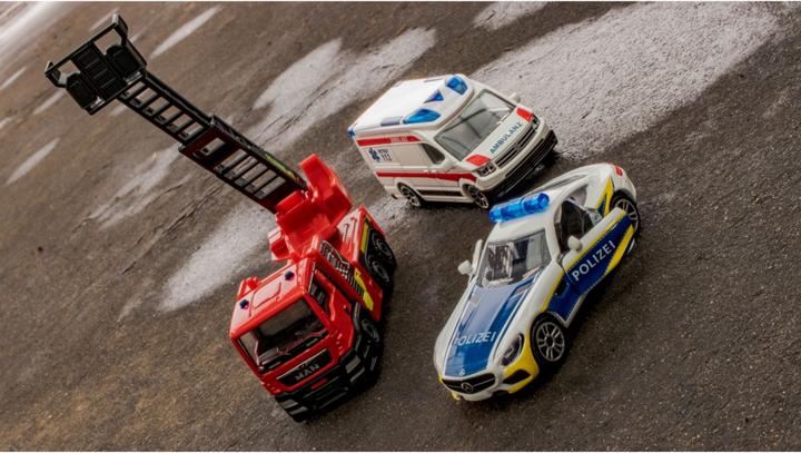 Camión de bomberos con escalera, ambulancia y auto de policía Majorette S.O.S. en escena de juego