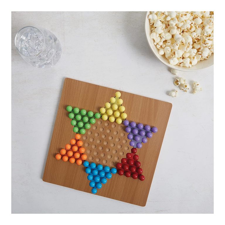 Damas chinas armadas sobre la mesa con las bolitas de colores en cada punta