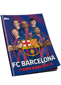 Álbum Topps FC Barcelona Sticker Album 2025/26 con jugadores del Barça en la tapa