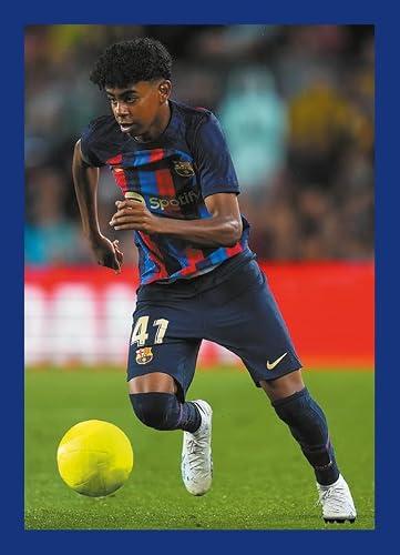 Sticker de la colección FC Barcelona 2025/26 de Topps con jugador conduciendo el balón