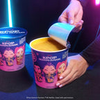 K-Pop Demon Hunters Mini Ramyeon Cup Peluche Sorpresa – vista 3