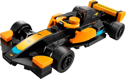Auto de Fórmula 1 McLaren armado con piezas LEGO en negro y naranjo, set 30683