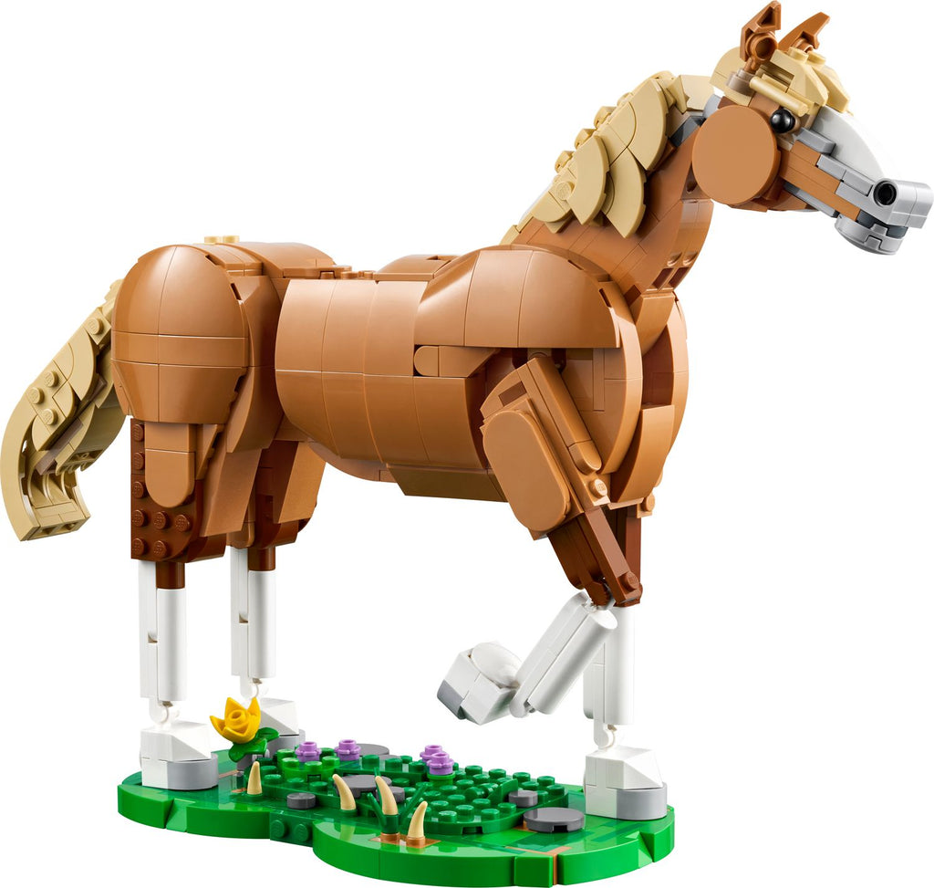 Caballo LEGO Creator 31166 armado sobre su base con efecto de pasto