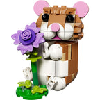 Hámster LEGO café y blanco armado sosteniendo una flor morada