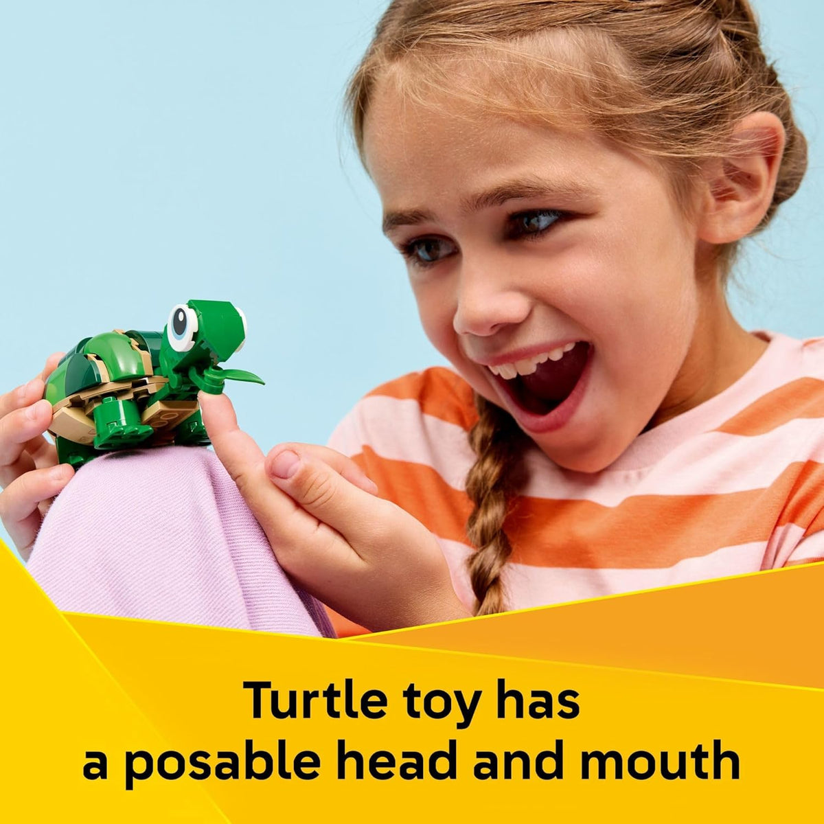 Niña jugando con la tortuga LEGO de cabeza y boca articuladas