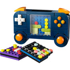 Consola portátil LEGO azul con controles naranjos y cartuchos de juego armados
