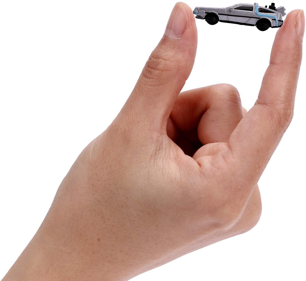 Mano sosteniendo un auto nano Time Machine para mostrar su tamaño