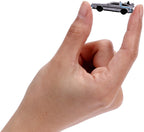 Mano sosteniendo un auto nano Time Machine para mostrar su tamaño