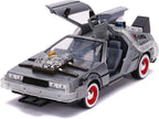 DeLorean a escala 1:24 con puertas ala de gaviota abiertas y ruedas blancas y rojas