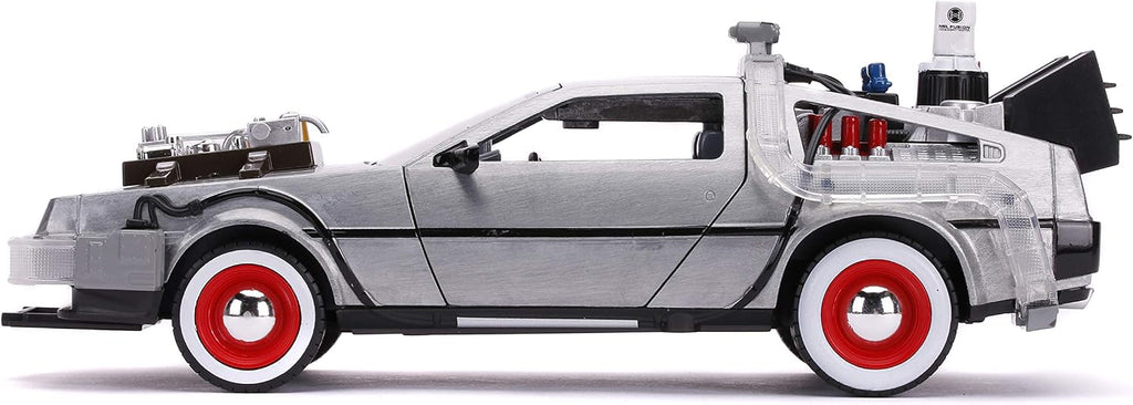 Vista lateral de la máquina del tiempo de Volver al futuro III con ruedas del viejo oeste