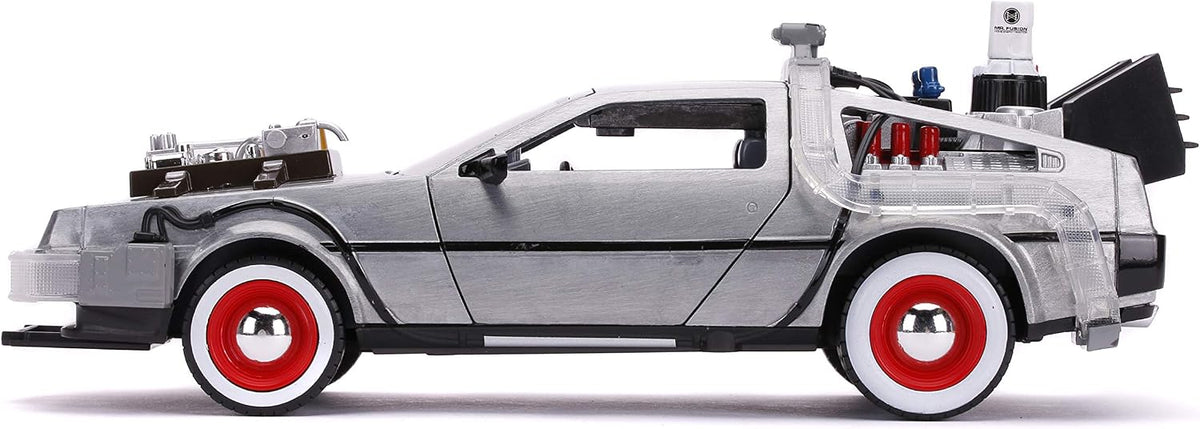 Vista lateral de la máquina del tiempo de Volver al futuro III con ruedas del viejo oeste