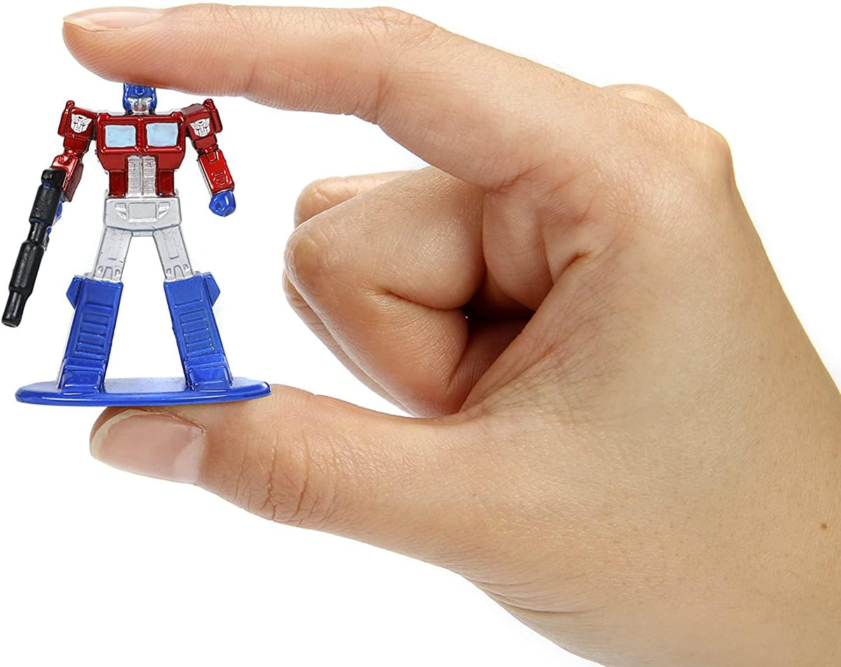 Figura Nano Metalfigs de Optimus Prime sostenida entre dos dedos para mostrar su tamaño