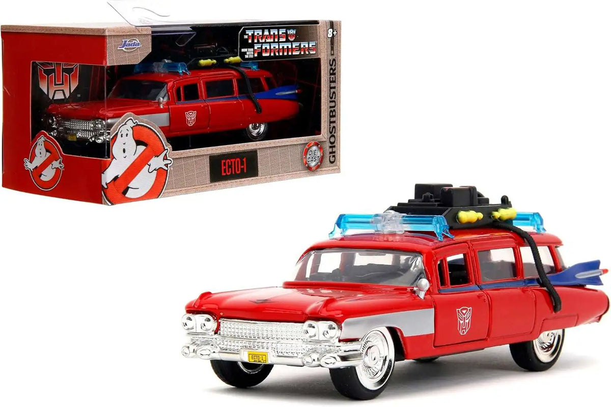 Auto Ecto-1 rojo con logo Autobot junto a su caja Transformers x Ghostbusters de Jada