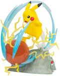 Figura Pikachu Light FX de Jazwares lanzando ataque sobre Electro Ball naranja y base de roca