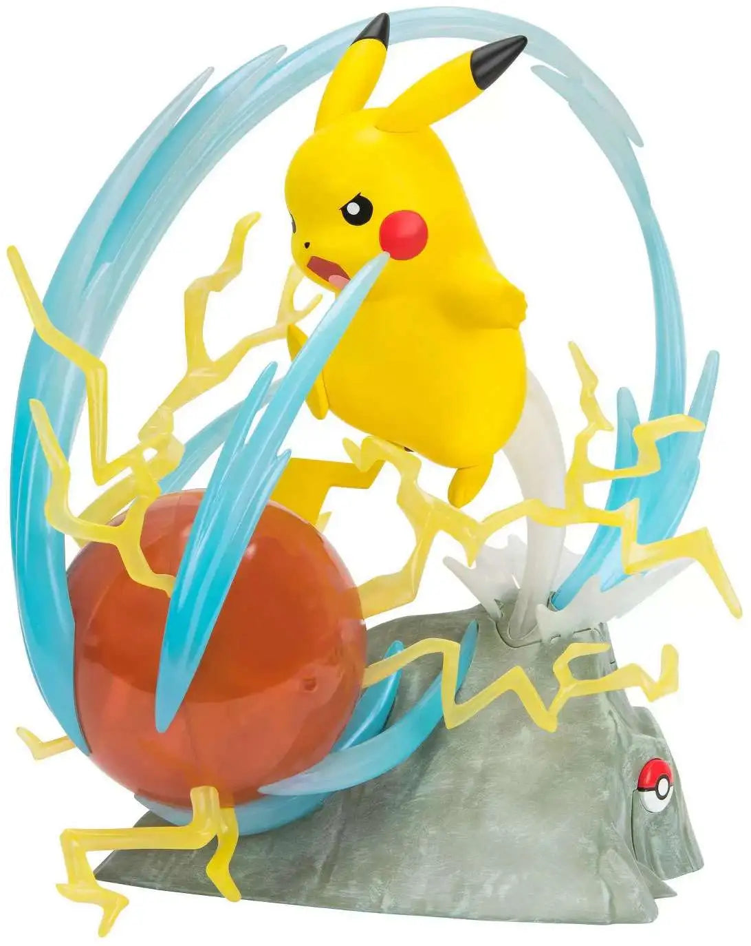 Figura Pikachu Light FX de Jazwares lanzando ataque sobre Electro Ball naranja y base de roca