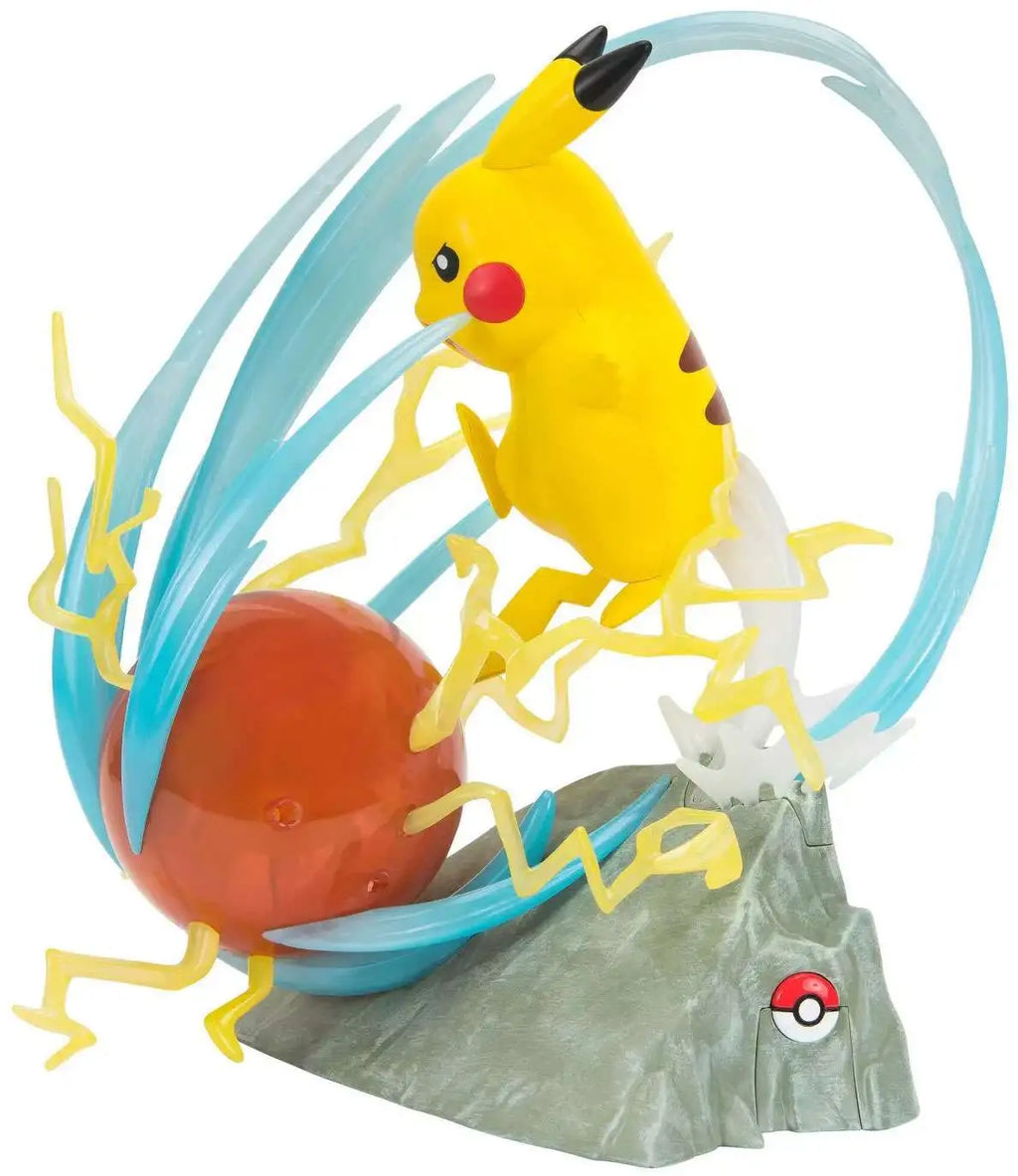 Vista lateral de la estatua Pikachu deluxe con efectos eléctricos azules y amarillos