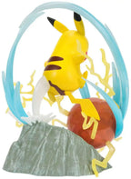 Vista posterior de la figura Pikachu Light FX mostrando cola y base de roca