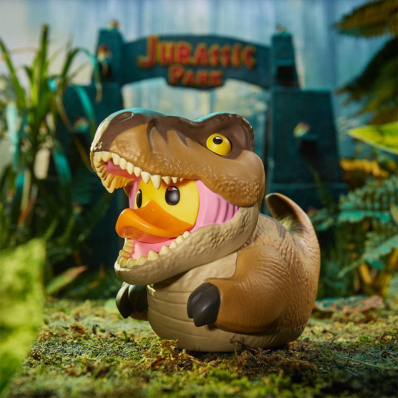 Pato Tubbz con cabeza de T-Rex frente a la entrada de Jurassic Park