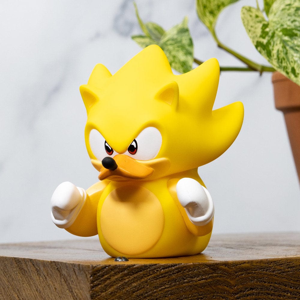 Pato amarillo Tubbz Super Sonic fuera de la caja sobre repisa