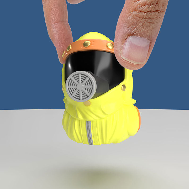 Mano sosteniendo el pato Mini Tubbz Marty McFly con traje amarillo