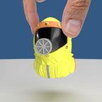 Mano sosteniendo el pato Mini Tubbz Marty McFly con traje amarillo