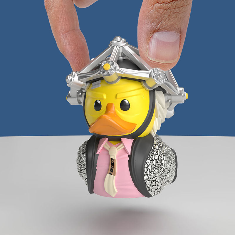 Pato Mini Tubbz Doc Brown 1955 con casco plateado sostenido con la mano
