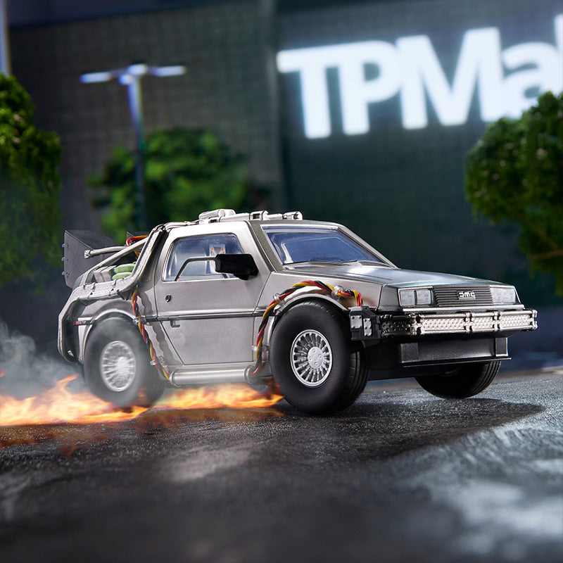 DeLorean Tubbz de Volver al Futuro con efecto de fuego en las ruedas