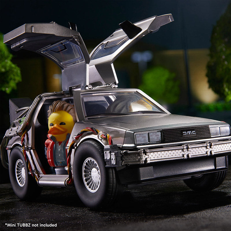 Máquina del tiempo Tubbz con puertas abiertas y un Mini Tubbz Marty McFly sentado