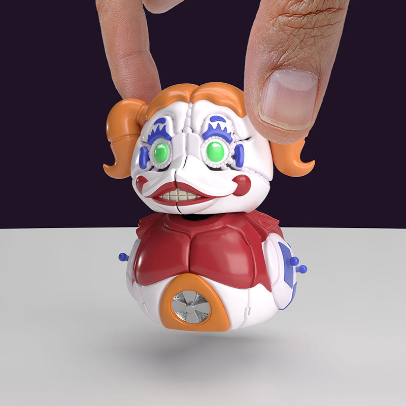 Pato Mini Tubbz Circus Baby de Five Nights at Freddy's sostenido entre dos dedos