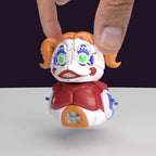 Pato Mini Tubbz Circus Baby de Five Nights at Freddy's sostenido entre dos dedos