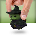 Mano sosteniendo el Mini TUBBZ de Elphaba para mostrar su tamaño