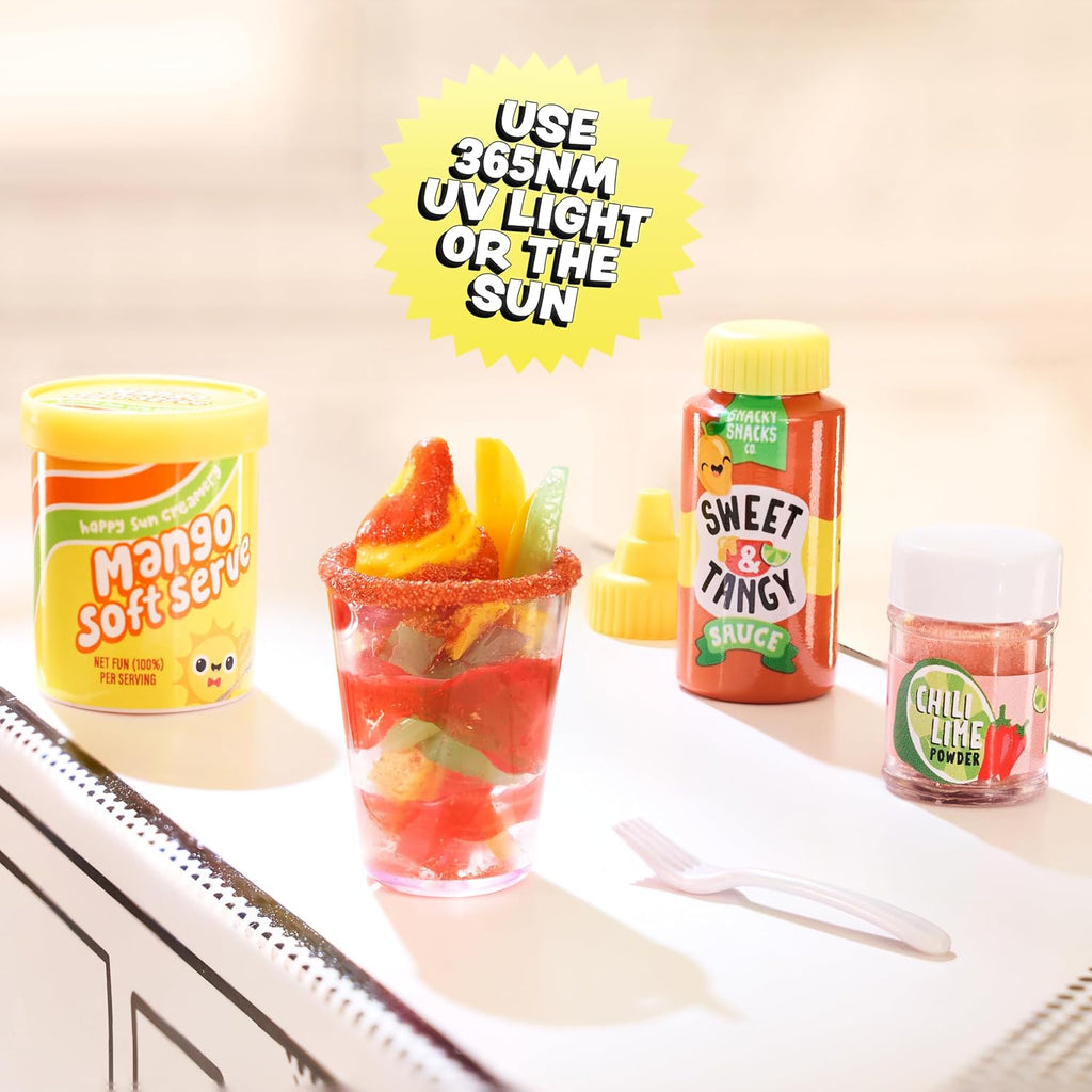 Postre de mango en miniatura con frascos de salsa y condimento mini