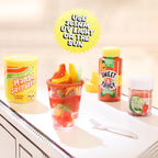 Postre de mango en miniatura con frascos de salsa y condimento mini