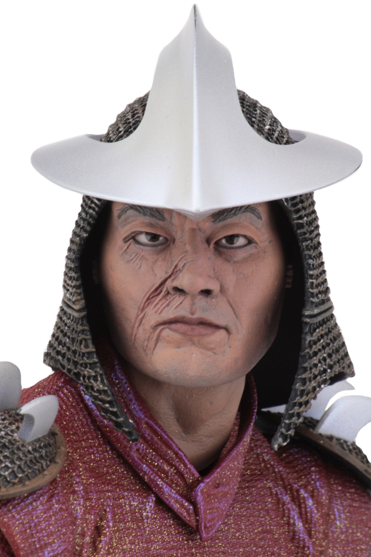 Rostro de Shredder sin máscara con casco plateado, detalle de la figura NECA
