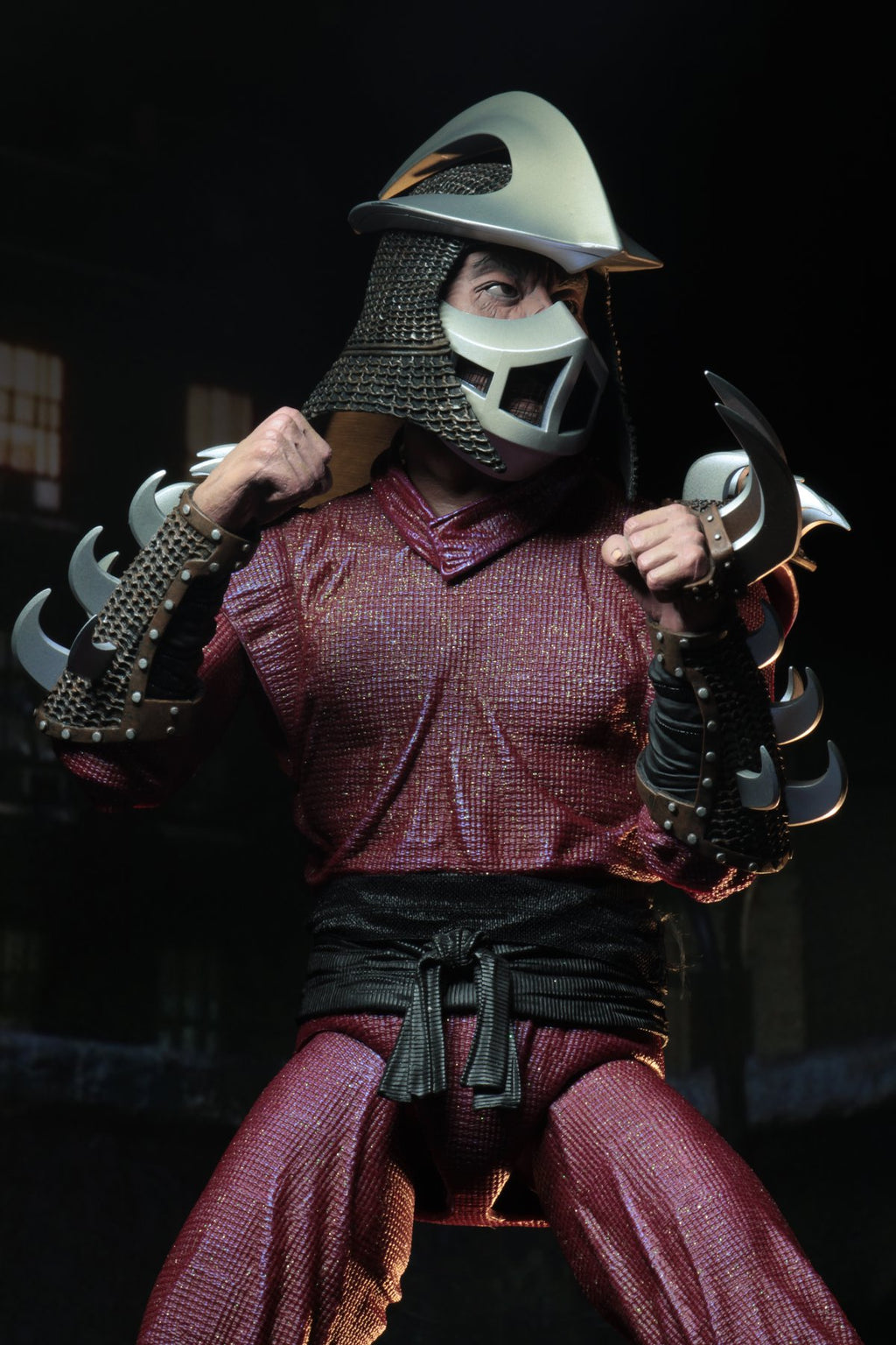 Shredder NECA en pose de combate con armadura y cota de malla