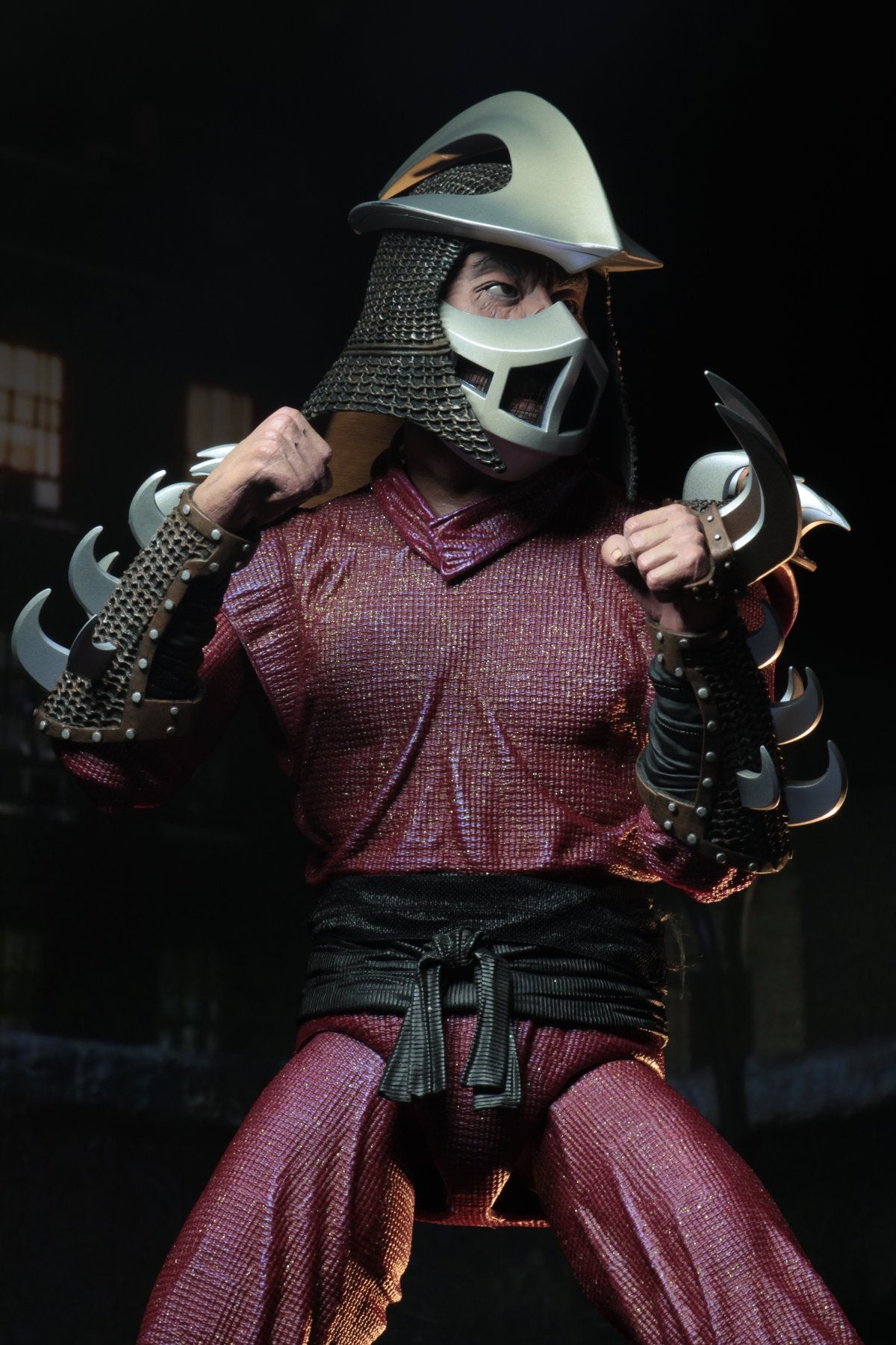 Shredder NECA en pose de combate con armadura y cota de malla